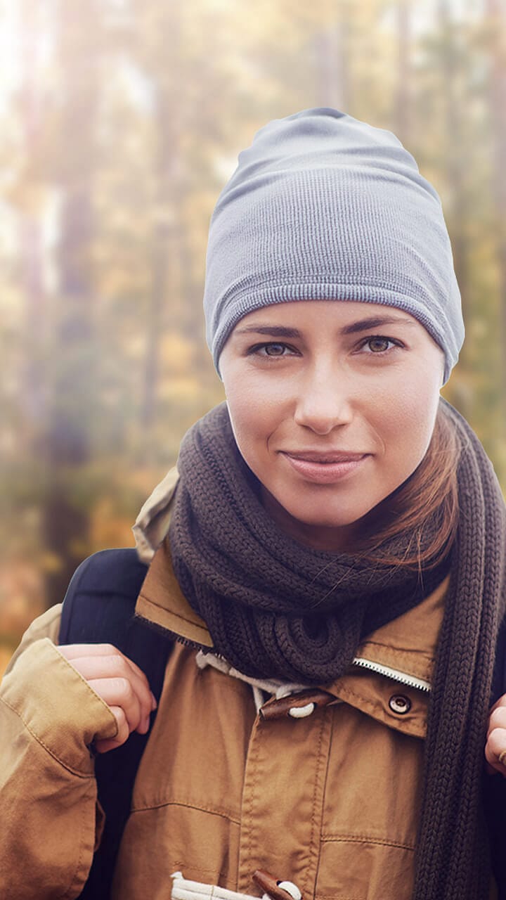 Femme dans la forêt d'automne