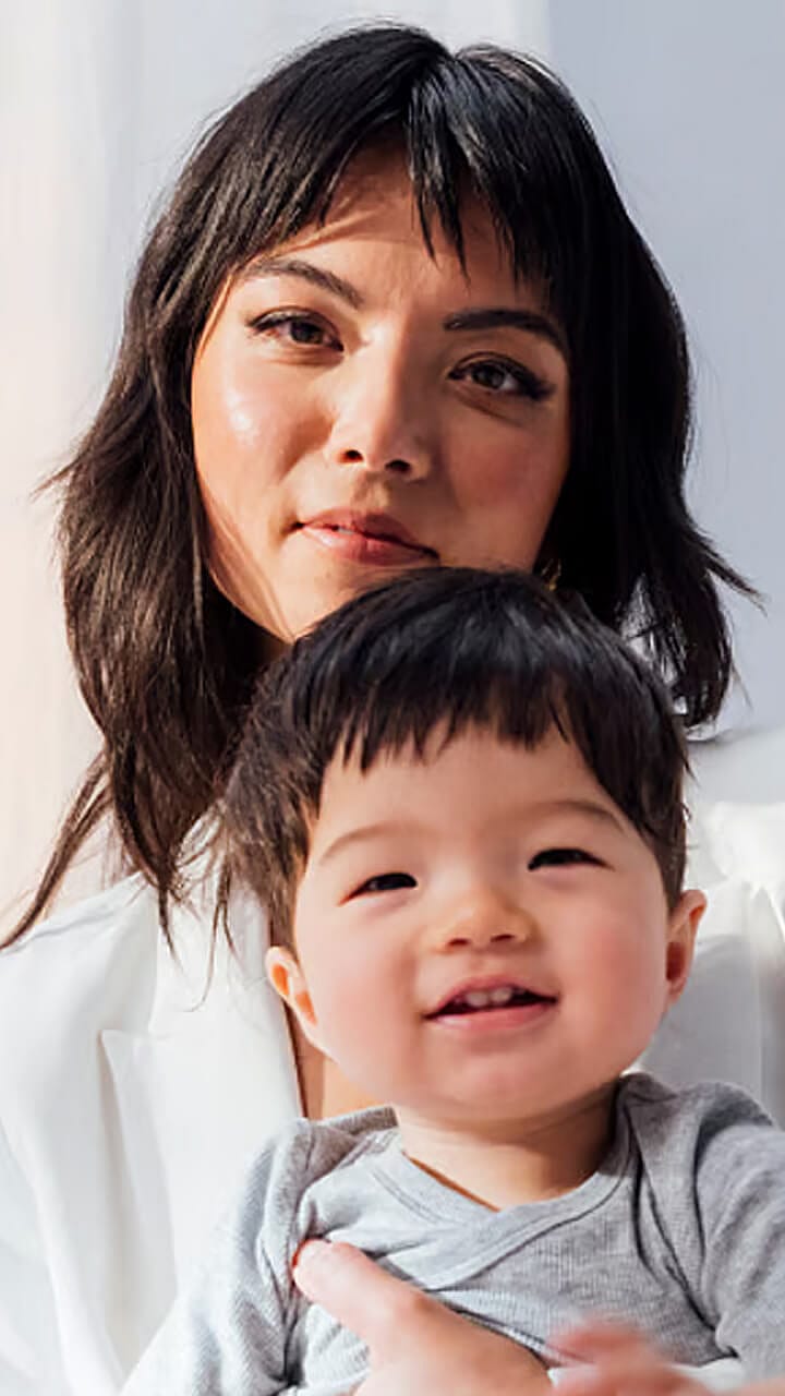 mutter hält ihr baby im arm