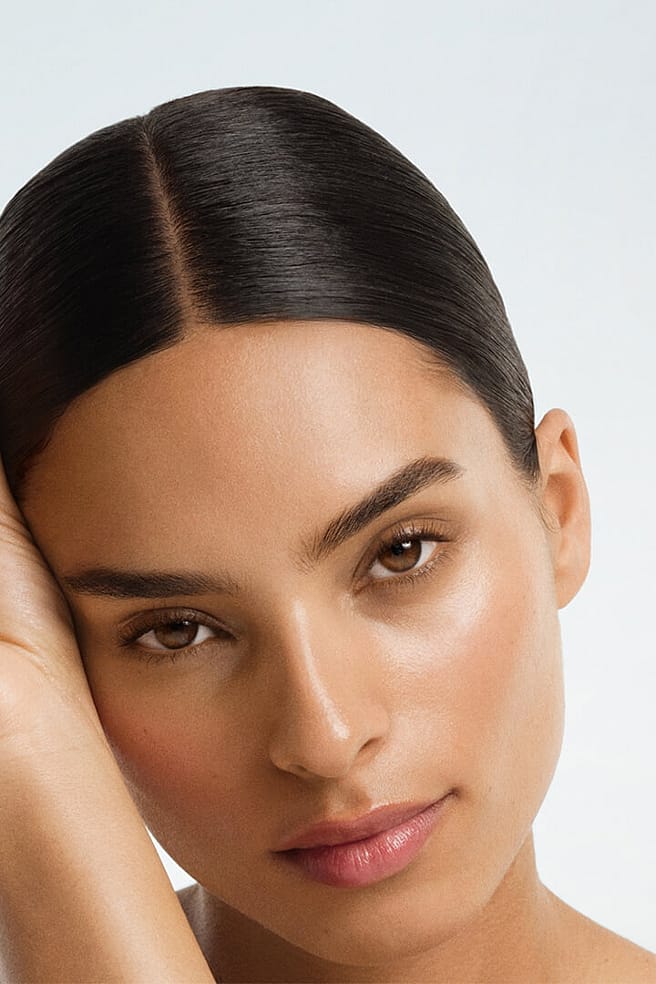 donna con in mano un melograno