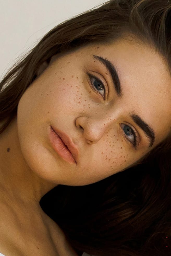 Donna con capelli bruni lunghi