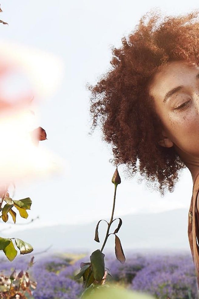 Vrouw geniet van geuren