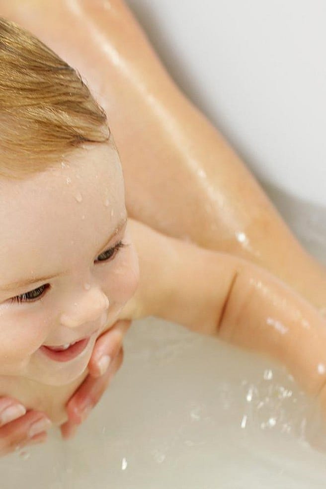 bébé dans son bain