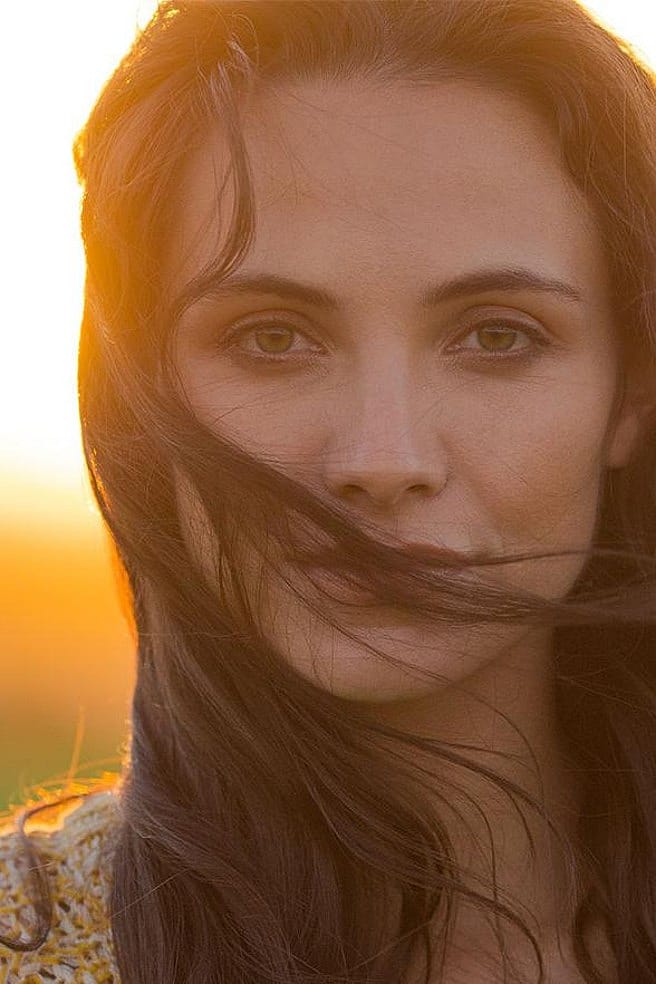 vrouw in zonnebloemenveld