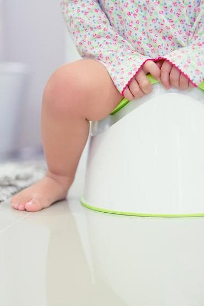 Kleinkind sitzt auf dem Topf