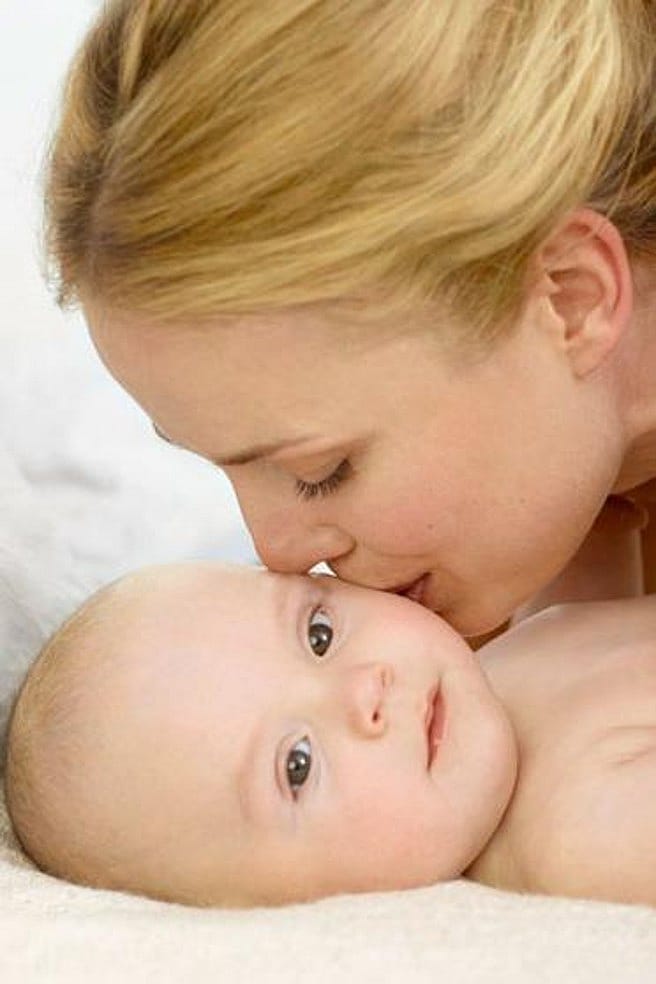 Baby die gemasseerd wordt