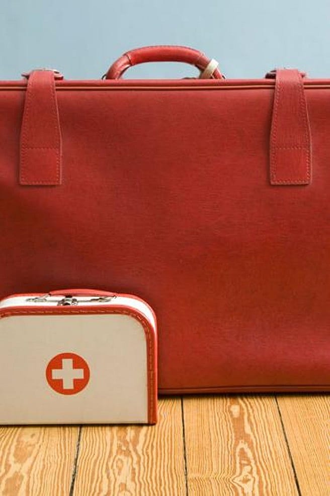 maletín de doctor de color marrón apoyado sobre una mesa