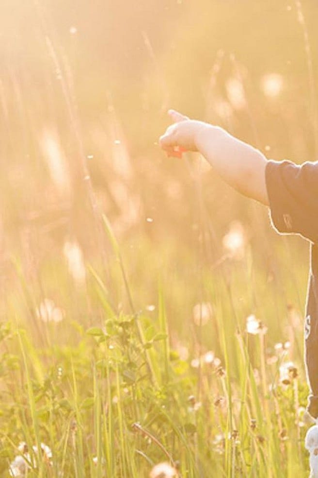 Mère et enfant se promenant dans la nature