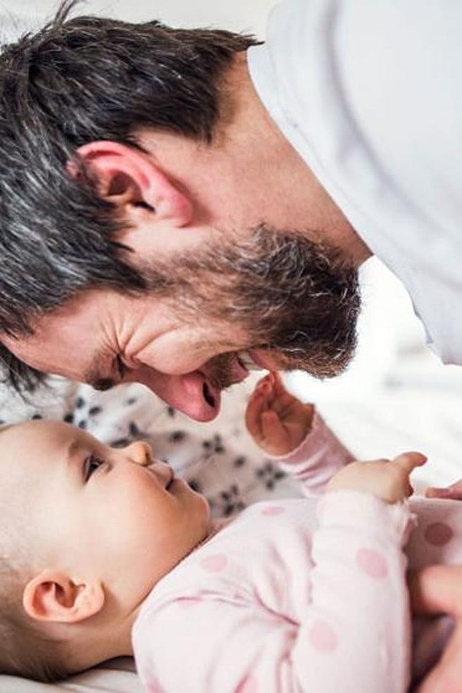 padre e hijo sonriéndose
