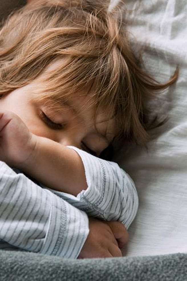 Kind schläft auf Mama