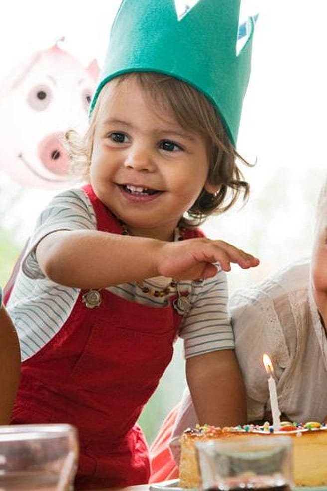 tres niños celebrando