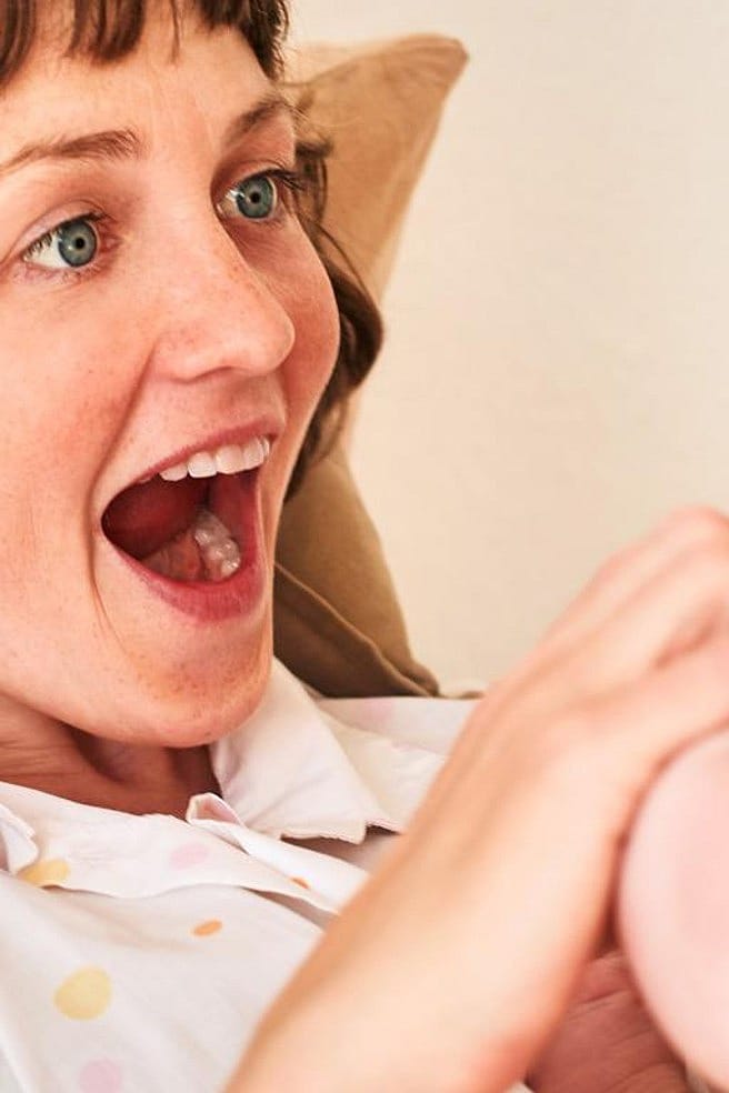 mamá riéndose con su bebé