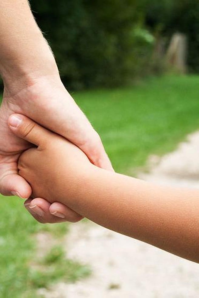 manos entrelazadas durante un paseo