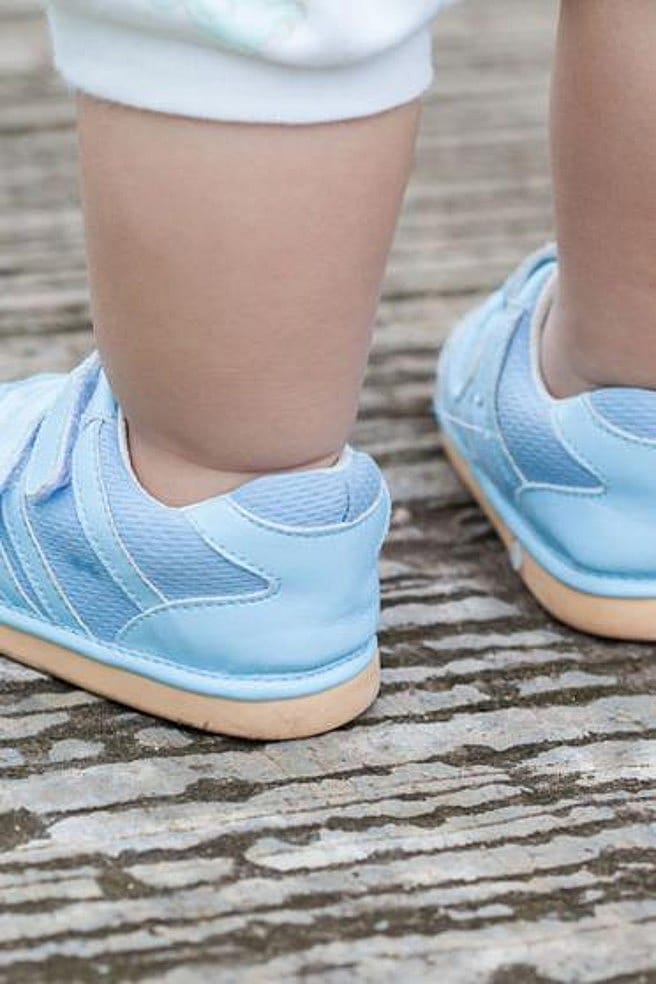 piernas de un niño pequeño con zapatos