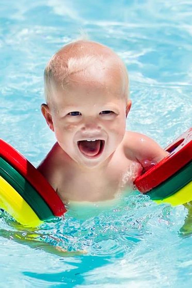 bebé en la piscina con un flotador