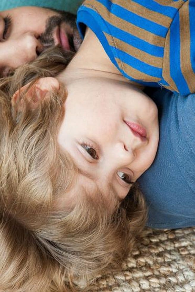 padre e hijo abrazados