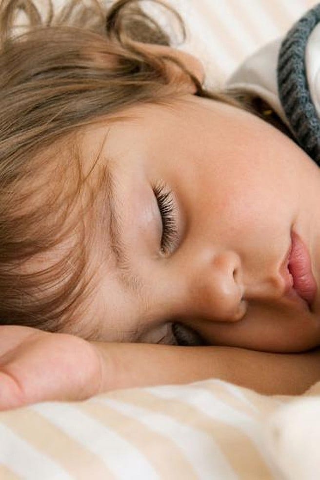 niña dormida en la cama