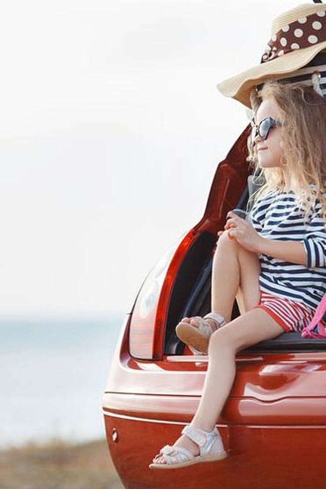 Kind beim Kofferaum und Koffer