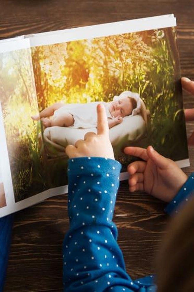 niño y madre mirando un álbum