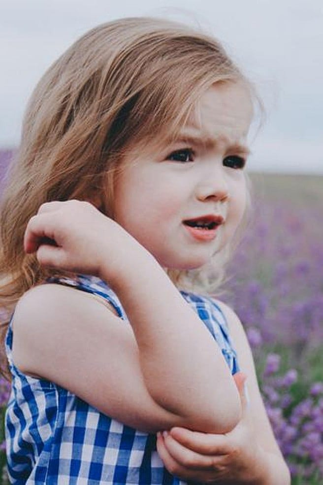 niña alrededor de un campo de lavanda