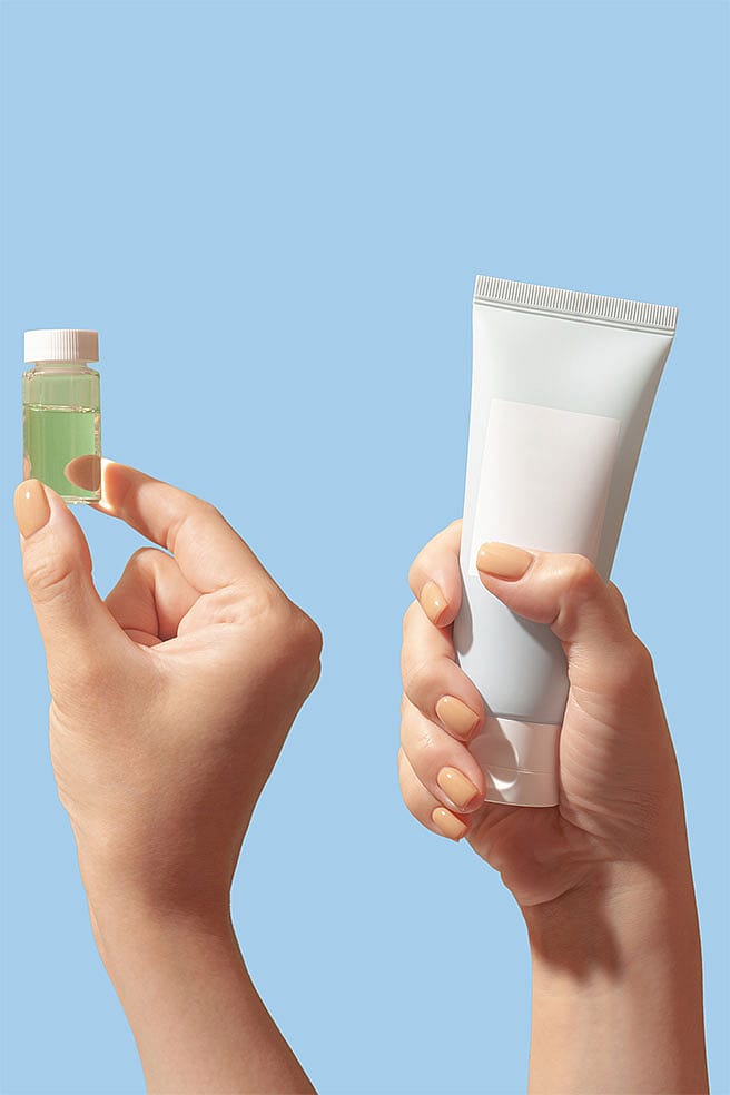 Hände mit Beautyprodukten