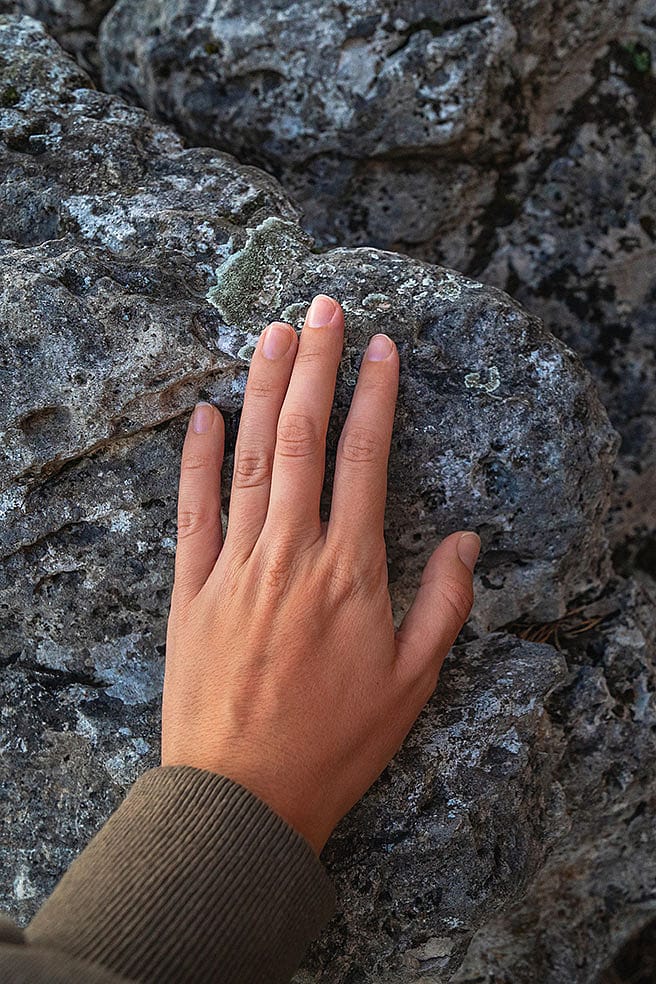 Hände auf Stein