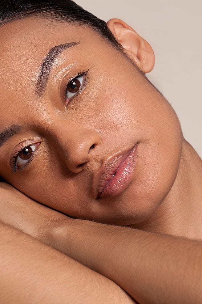 Frau legt ihren Kopf liebevoll auf ihren Unterarm