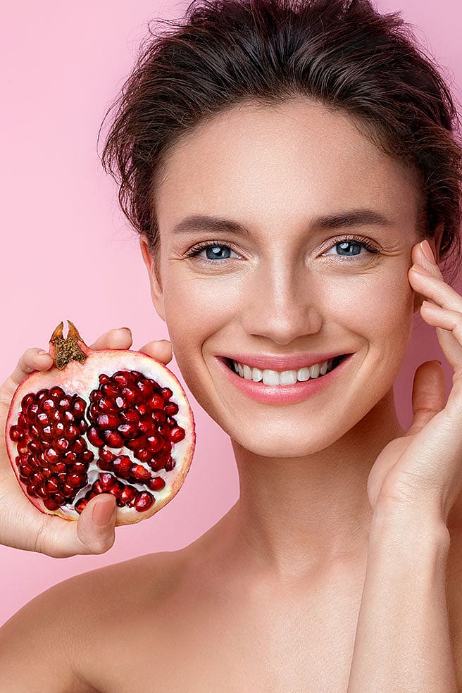 Granatapfel und Gesicht einer Frau