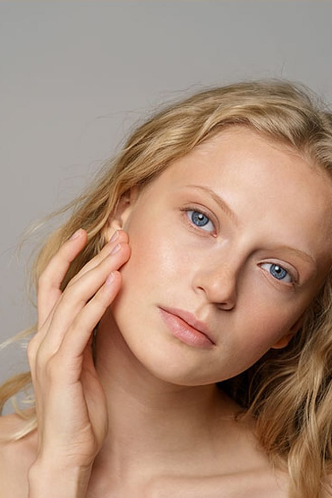 Vrouw tussen de bloemen