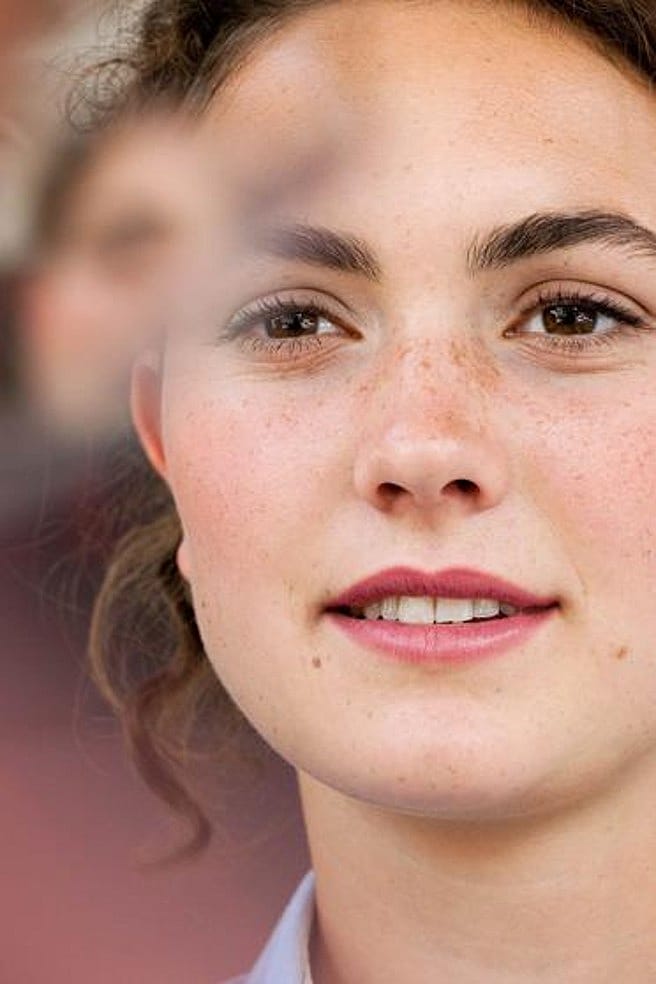 jeune femme souriante avec taches de rousseur