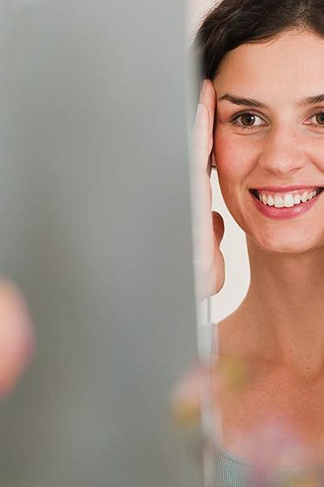 Kvinna gör ansiktmassage