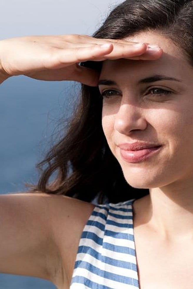 Junge Frau schaut in die Ferne