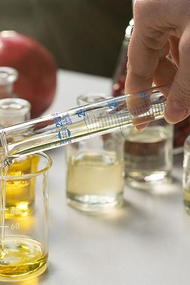 Des huiles essentielles sont mises en bocaux