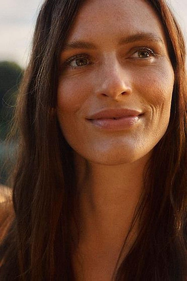 mujer sonriendo mientras mira a un lado