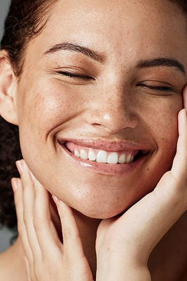 Laechelnde junge Frau