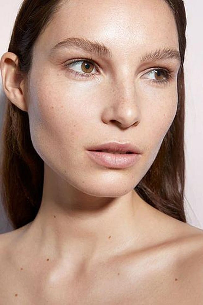 Jeune femme à la peau sensible