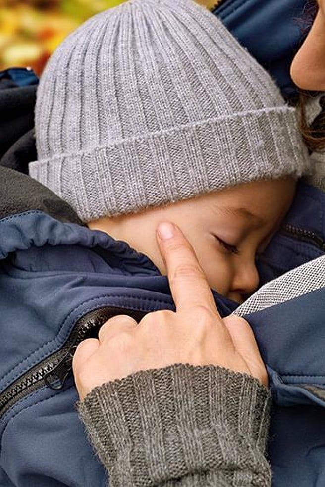 mamma och bebis ute med höstlöv