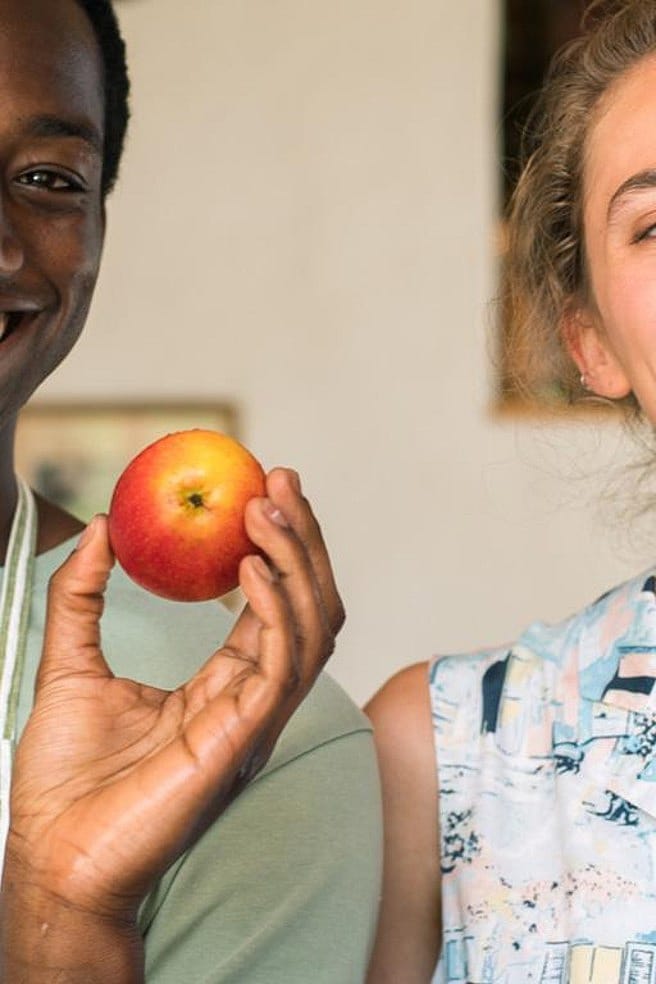 Couple avec pomme et carottes