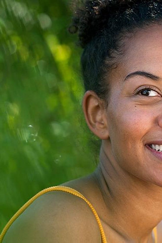 Jeune femme souriante