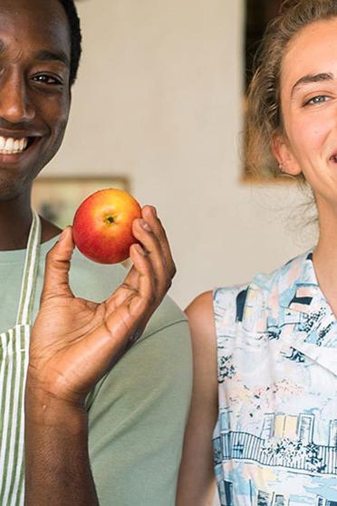 Paar mit Apfel und Karotten