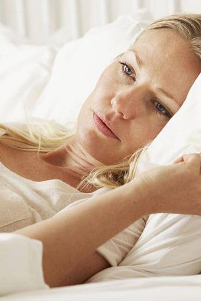 Schwangere Frau im Bett