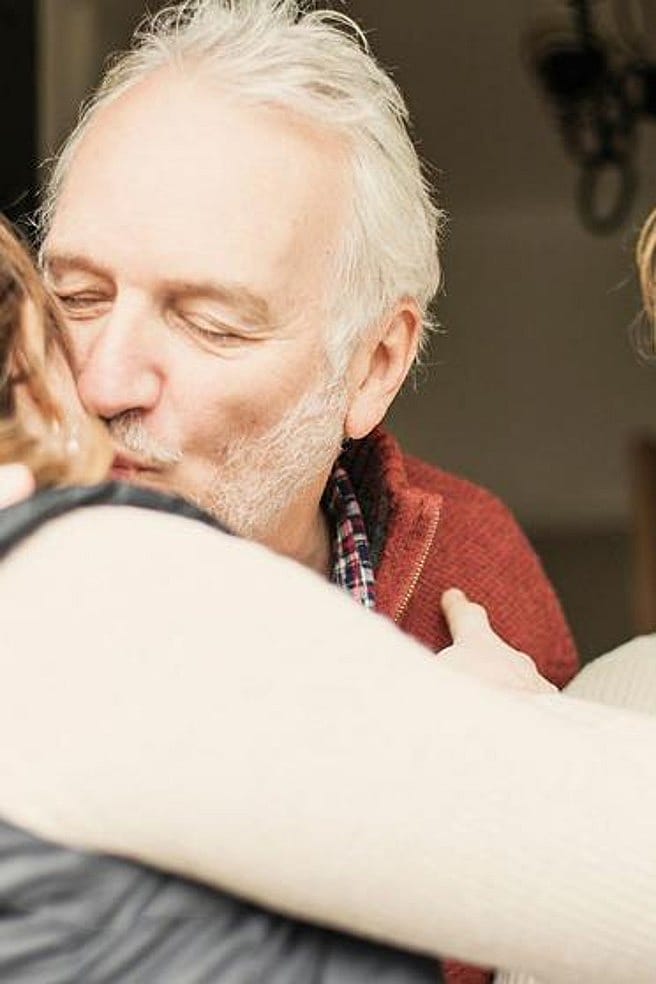 familia abrazandose feliz