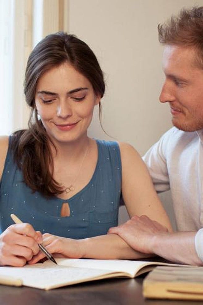 pareja empieza nueva vida con embarazo