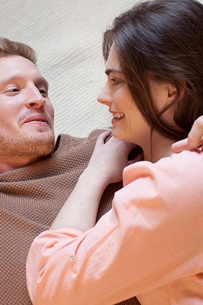 pareja tumbada sonriendo