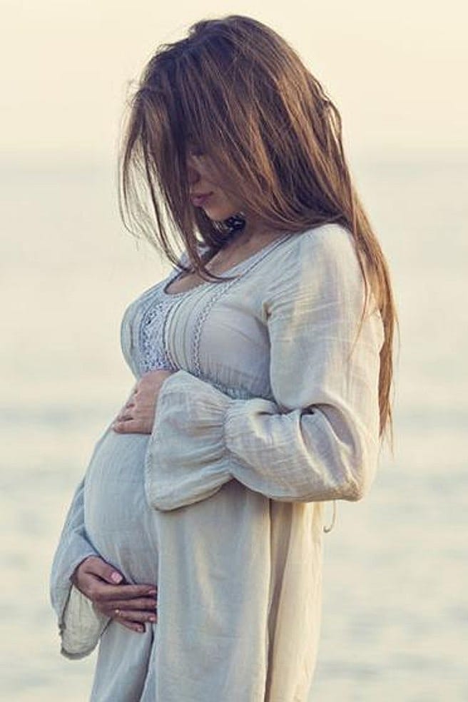 Schwangere Frau am Meer