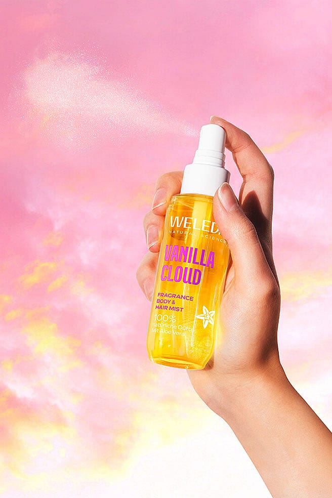 Hand sprueht Vanilla Cloud in den Himmel