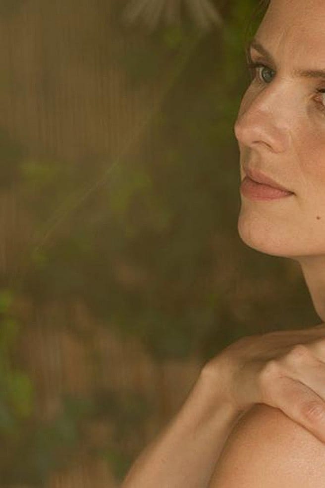 Kvinna tar sig på axeln