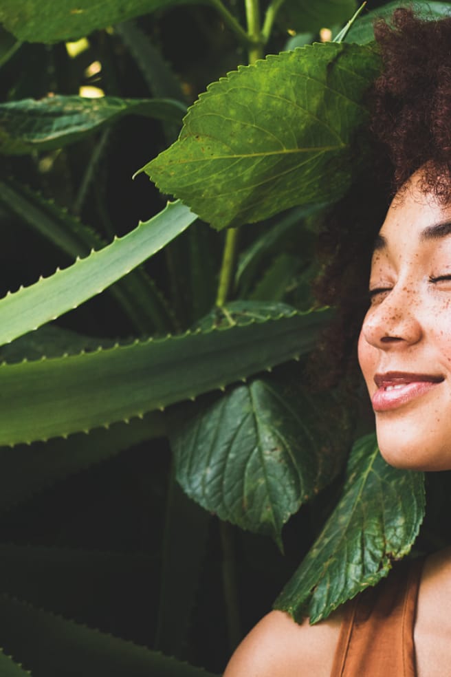 donna riccia tra la natura