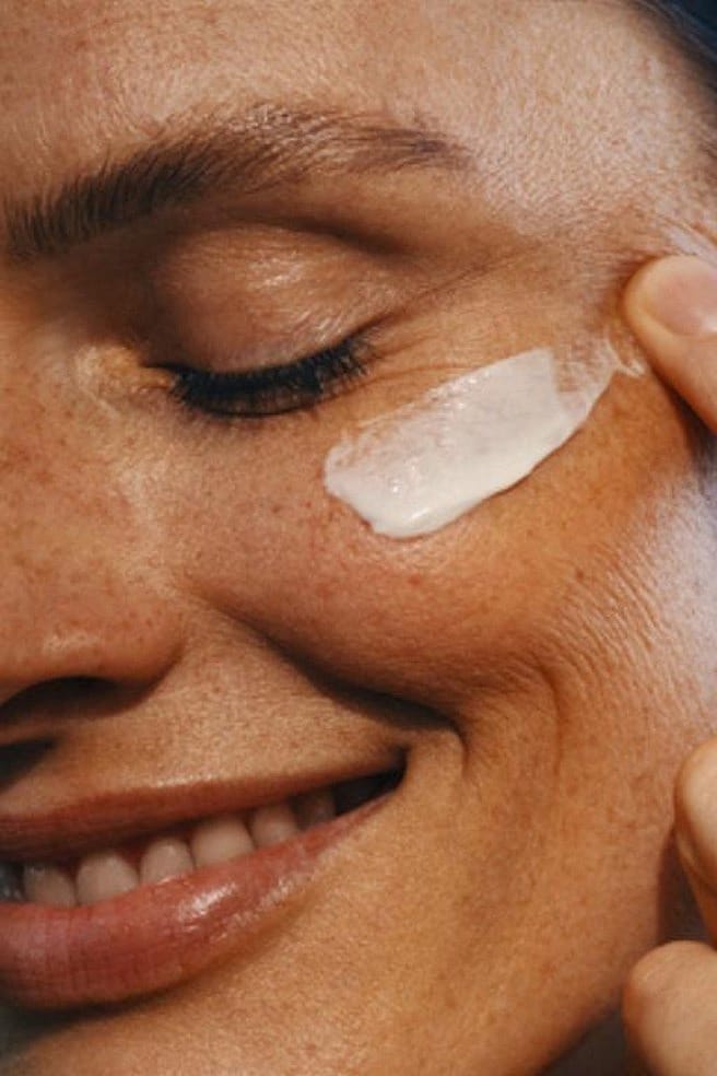 Vrouw die crème opsmeert