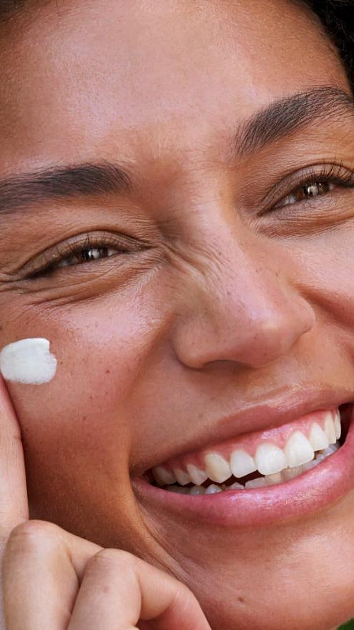 Vrouw smeert Skin Food op jukbeen