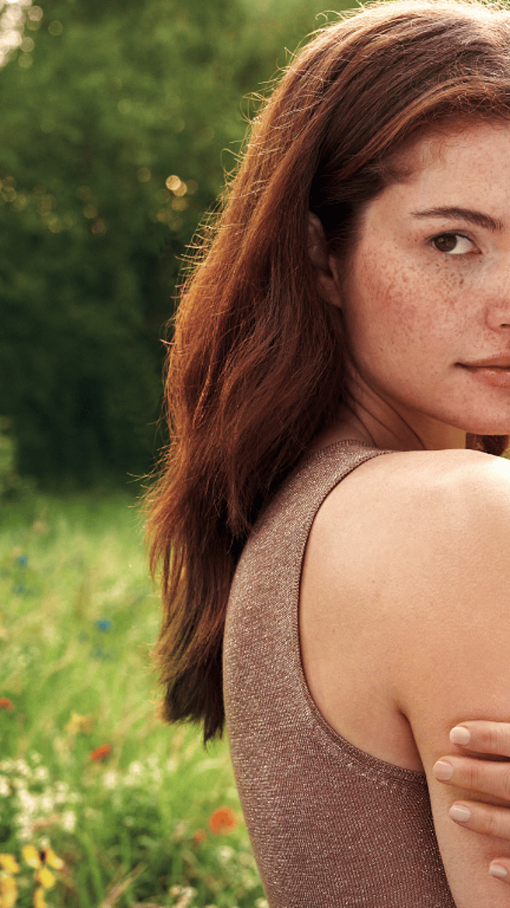 Vrouw in een veld met bloemen